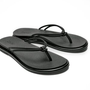 Olukai Aka Thong Flip Flop Sandals Black
